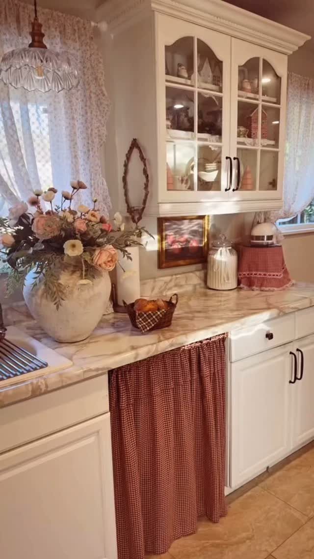 12 Decor for Winter After Christmas Ideas for a Cozy Home 9 Dried flowers in a large ceramic vase sit on a marble kitchen countertop next to a small basket.